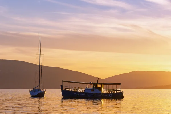 Sylwetki dwóch łodzi o zachodzie słońca. Zatoka Kotor, Czarnogóra — Zdjęcie stockowe