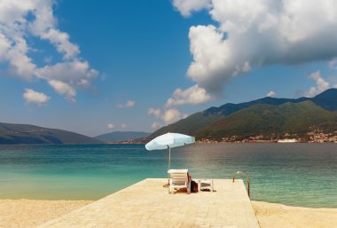 Denizin üstünde tatil. Karadağ