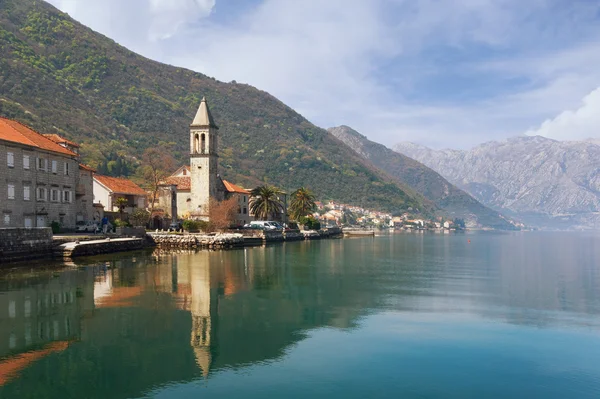 Vista del villaggio balneare Stoliv e la baia di Kotor. Montenegro — Foto Stock