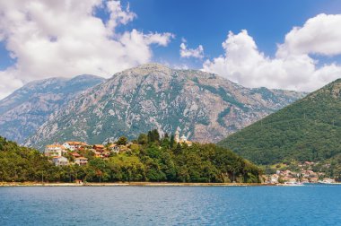 Kotor Körfezi ve Kamenari köy görünümü. Karadağ