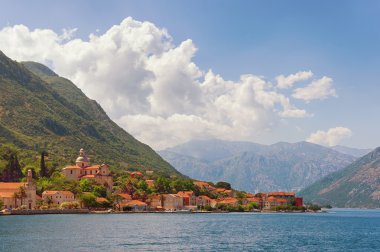 Kotor Körfezi kıyısında yer alan Prcanj kasaba. Karadağ