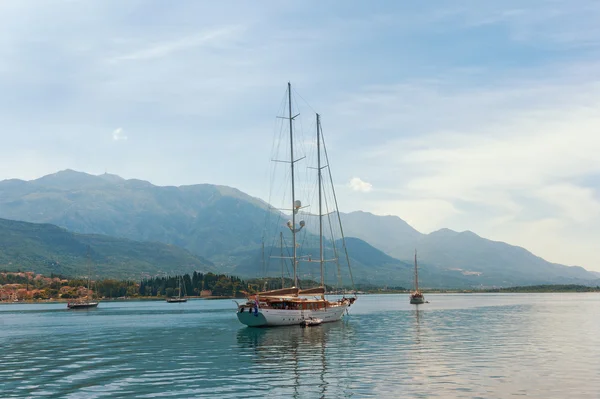 Yacht nella baia di Kotor vicino alla città di Tivat. Montenegro — Foto Stock