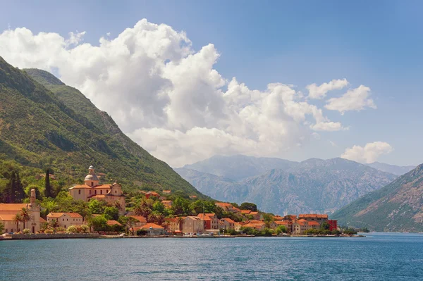 Prcanj pueblo situado en la costa de Kotor Bay. Montenegro —  Fotos de Stock