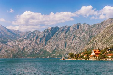 Kotor Körfezi ve sahil Dobrota Köyü görünümünü. Karadağ