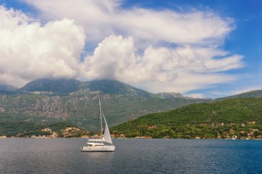 Karadağ. Kotor Körfezi bir yelkenli tekne