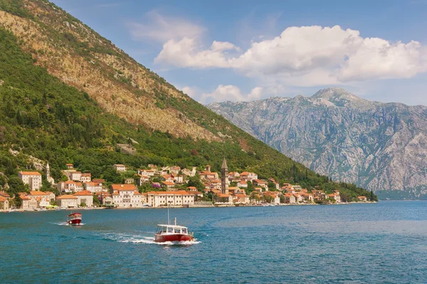 Ciudad de Perast en la costa de la bahía de Kotor. Montenegro —  Fotos de Stock