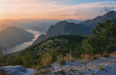 Akşam Kotor Koyu'nun yukarıda dağlarda. Karadağ