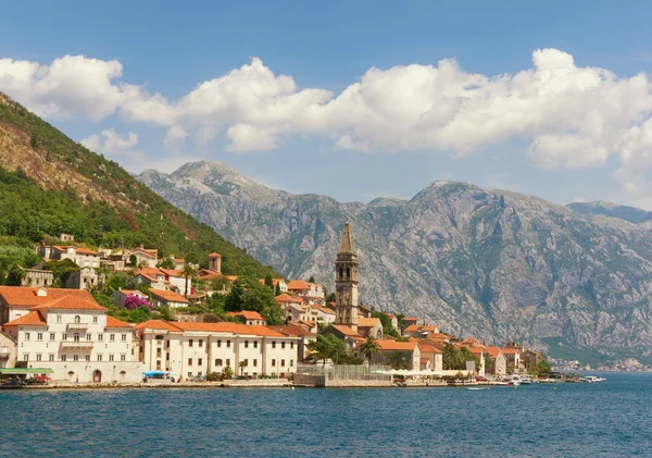 Blick auf die Peraststadt vom Meer aus. Montenegro — Stockfoto