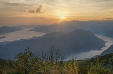 Kotor Körfezi üzerinden günbatımı. Karadağ