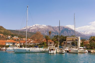 Lovcen dağın Tivat şehirden görünümü. Karadağ
