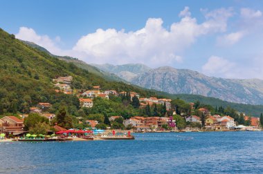 Kotor Körfezi manzarası sahil Kumbor kasabası yakınlarında. Karadağ