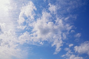 Açık beyaz bulutlar mavi gökyüzünde güneşli bir günde