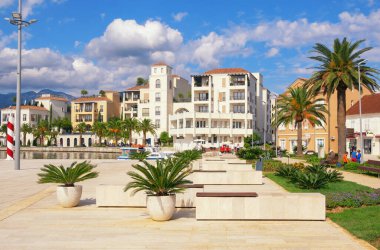 Tivat-Karadağ. 11 Ekim 2020: Karadağ 'ın güneşli sonbahar gününde Tivat kentinin setin manzarası