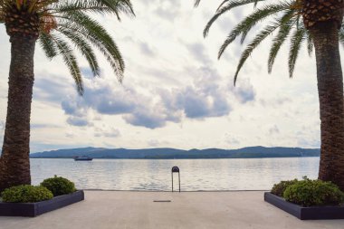 Hava bulutlu. Sonbahar Akdeniz manzarası. Karadağ, Kotor Körfezi, Tivat kentinin seti