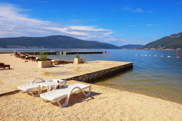 Plaj tatili Güneşli bir sonbahar gününde güzel Akdeniz manzarası. Karadağ, Adriyatik Denizi. Tivat kenti yakınlarındaki Kotor Körfezi manzarası