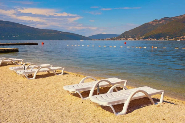 Plaj tatili Güneşli bir sonbahar gününde güzel Akdeniz manzarası. Karadağ, Tivat kenti yakınlarındaki Kotor Körfezi