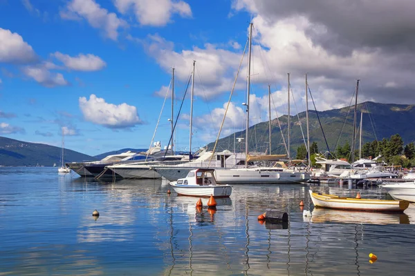 Güneşli bir sonbahar günü. Güzel Akdeniz manzarası. Tivat şehri yakınlarındaki Kotor Körfezi manzarası. Yelkenliler ve balıkçı tekneleri. Karadağ
