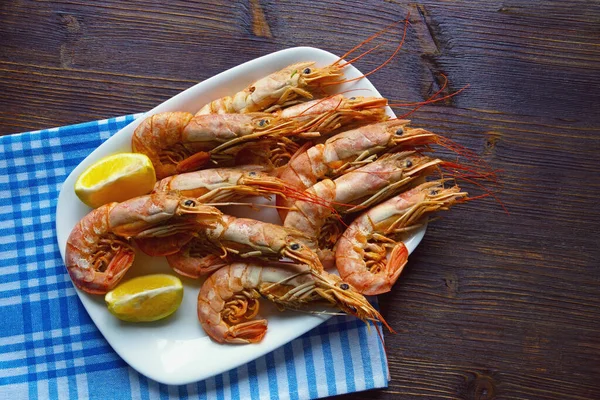 Plato Con Gambas Rosadas Hervidas Sobre Mesa Rústica —  Fotos de Stock