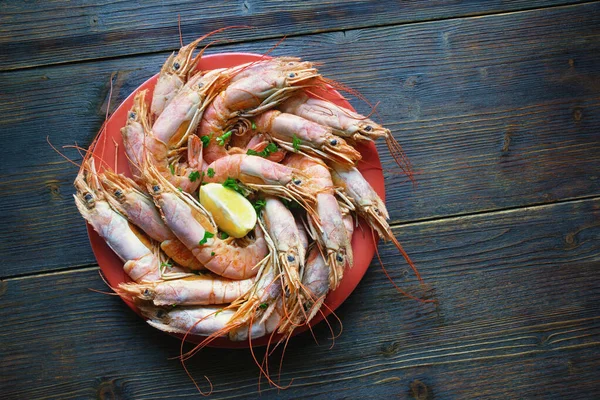 Plato Con Gambas Rosadas Hervidas Rodaja Limón Sobre Una Mesa —  Fotos de Stock