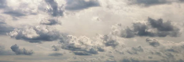 Gri gökyüzüne karşı güzel bir bulut sırası. Bulutlu hava