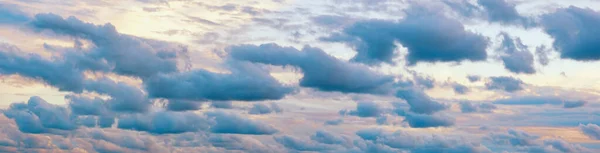 日没時の空に対する青い雲の美しい行 積雲形成 — ストック写真