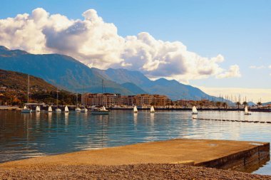 Güzel bir sonbahar Akdeniz manzarası. Karadağ. Kotor ve Tivat Körfezi manzarası.  
