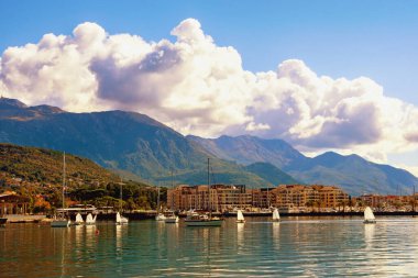 Sonbahar Akdeniz manzarası. Kotor Körfezi ve Tivat şehri manzarası. Karadağ