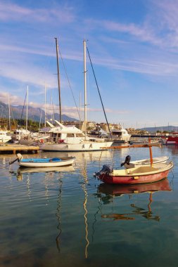 Güneşli bir sonbahar gününde güzel Akdeniz manzarası. Karadağ, Adriyatik Denizi. Tivat kenti yakınlarındaki Kotor Körfezi manzarası