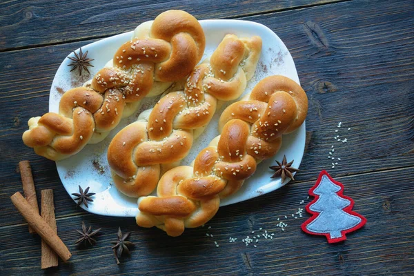 Zelfgemaakte Zoete Gevlochten Gebakjes Met Kaneel Sesamzaad Steranijszaad Donkere Rustieke — Stockfoto