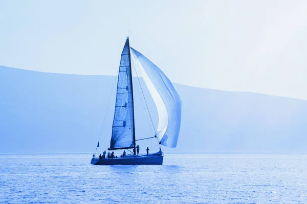 Żaglówka Wodzie Niebieskie Zabarwienie Sylwetki Czarnogóra Zatoka Kotor Koncepcja Podróży — Zdjęcie stockowe