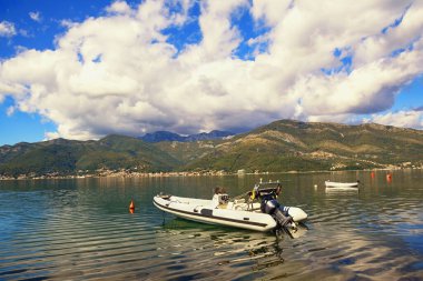 Sonbahar Akdeniz manzarası. Karadağ, Adriyatik Denizi. Tivat şehri yakınlarındaki Kotor Körfezi manzarası. Manzara bulutları suya yansıyor