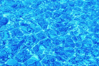 Soyut doğal doku. Sığ su, taş plaj. Mavi renk tonu