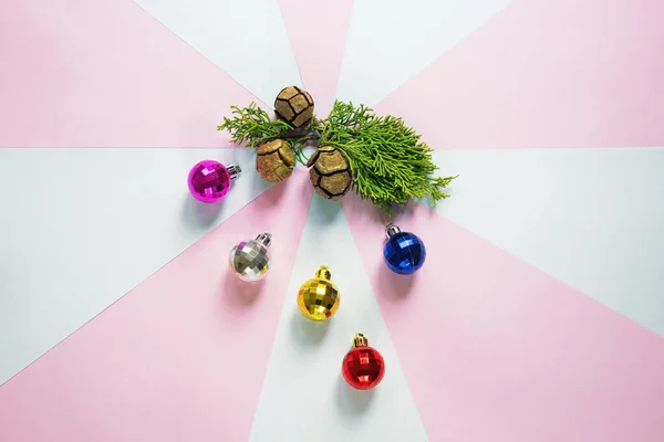 Boules Noël Colorées Branche Cyprès Vert Avec Des Cônes Sur — Photo