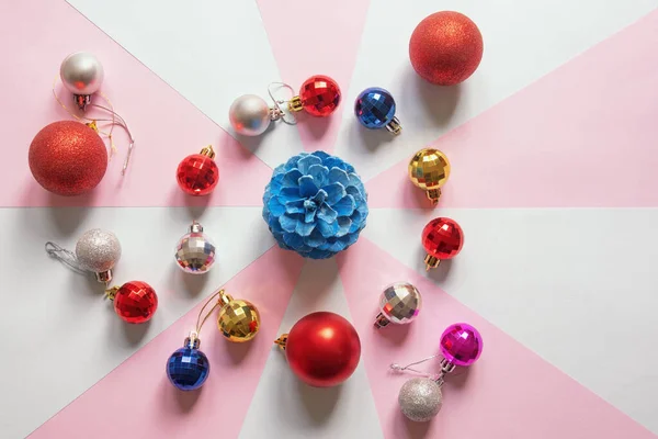 明るいクリスマスボールと青い松のコーン多色の紙の背景に フラットレイアウト テキストのためのフリースペース — ストック写真
