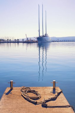Tivat / Karadağ - 10 Kasım 2020: Tivat kenti yakınlarındaki Kotor Körfezi manzarası ve Porto Karadağ marinasındaki en büyük yelkenli yatı olan A yatı