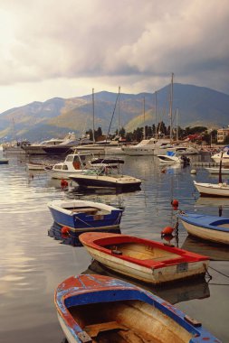 Bulutlu bir sonbahar günü. Akdeniz manzarası ve su üzerinde balıkçı tekneleri. Karadağ ve Tivat kenti yakınlarındaki Kotor Körfezi manzarası