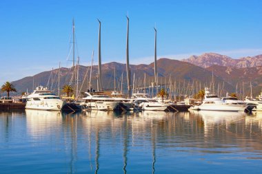 Tivat / Karadağ - 23 Kasım 2020: Porto Karadağ 'ın en büyük yelkenli yatı olan A yatıyla manzarası. Karadağ, Kotor Körfezi, Tivat kenti