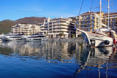 Tivat / Karadağ - 13 Aralık 2020: Tivat kentindeki Porto Montenegro manzarası - tam servis yat marinası. Karadağ, Adriyatik Denizi