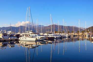 TIKAT, MONTENEGRO - 21 Aralık 2020: Tivat 'ta Porto Montenegro yat marinası manzarası. Kotor Körfezi