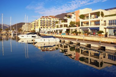 Tivat, Karadağ - 21 Aralık 2020: Tivat kenti ve Porto Karadağ yat limanının manzarası