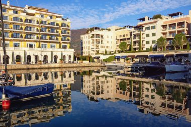 Tivat, Karadağ - 21 Aralık 2020: Tivat kenti ve Porto Karadağ yat limanının manzarası