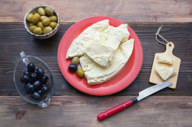 Balkan mutfağı. Pljevaljski peyniri - geleneksel olarak koyun sütünden üretilen yumuşak beyaz peynir. Karadağ