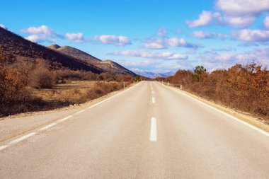 Balkan seyahati. Dinarik Alpler vadisinde yolu olan kış manzarası. Bosna-Hersek ve Sırp Cumhuriyeti