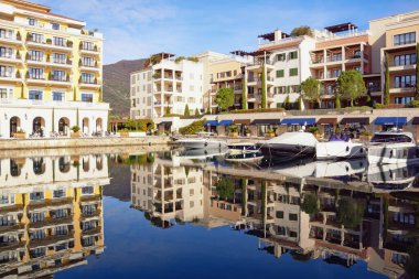 Tivat kenti, Karadağ - 28 Ocak 2021: Porto Karadağ Köyünde setin manzarası 