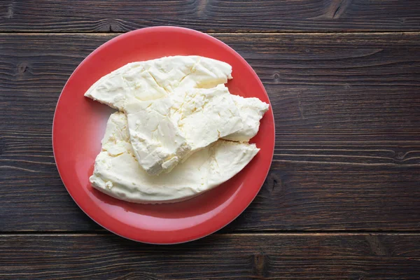 巴尔干菜 Pljevaljski奶酪 Pljevaljski Cheese 在深色乡村餐桌上的红色盘子中的本地软白色奶酪 复制空间 — 图库照片