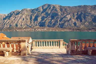 Güzel bir kış Akdeniz manzarası. Karadağ ve Prcanj kasabasından Kotor Körfezi manzarası