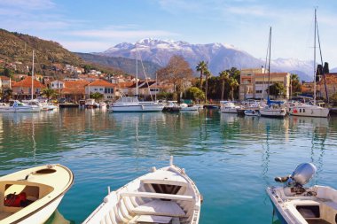Güzel bir kış Akdeniz manzarası. Karadağ, Tivat şehri. Marina Kalimanj Görünümü