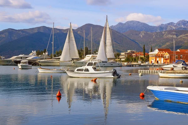 Χειμερινό Μεσογειακό Τοπίο Ιστιοφόρα Και Ψαροκάικα Στο Νερό Μαυροβούνιο Θέα — Φωτογραφία Αρχείου