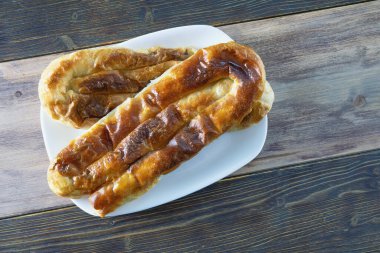 Balkan mutfağı. Etli Burek - popüler ulusal yemek. Düz yatıyordu. Metin için boş alan