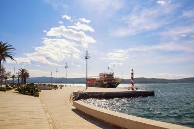Kalabalık bir turizm beldesi, koronavirüs salgını sırasında turizm konsepti. Karadağ, Tivat kentinin seti